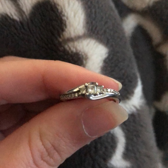 Jewelry - Small diamond ring